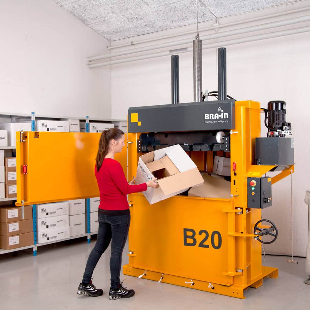 Bramidan B20 Ballenpresse mit Kartons befüllen